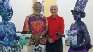 Alberto Lescay y José Carlos de Santiago, presidentes de la Fundación Caguayo y del Grupo Excelencias respectivamente, en la presentación de las revistas Excelencias Turísticas del Caribe y Arte por Excelencias en Santiago de Cuba.