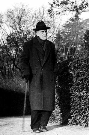 Pío Baroja, paseando por el campo. NICOLÁS MULLER