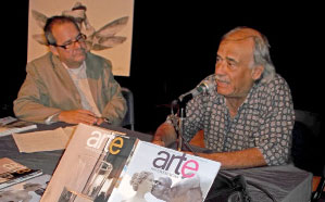 El artista plástico y crítico de arte Manuel López Oliva junto a Alexis Triana en la presentación de los dos últimos números de las revista, dedicados a la Bienal de La Habana, en el Museo Nacional de Bellas Artes.
