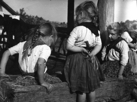 ©Nicolás Muller. Tres niñas húngaras (fragmento). 