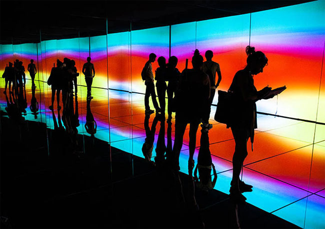 Composición infinita. Esta obra de Rachel Valdés Camejo juega con la soledad, asegurándonos que no somos únicos aun cuando solo nosotros ocupemos un espacio. Nos propone un mundo lleno de dimensiones, de colores, de sonidos acumulados en una misma frecuencia y un mismo lugar. ¿Qué es lo real? ¿Quién soy? ¿Cómo me veo? Son preguntas para hacerse allí, cuando tus mil tú te miran desde todos los ángulos y te convidan a pensar que la vida, puede ser mucho más. (Foto de Elio Mirand)