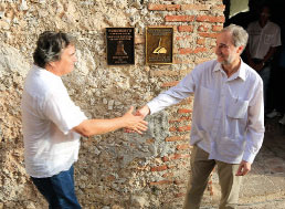 Develación de las tarjas conmemorativas en el Castillo del Morro de Santiago de Cuba y en el primer Parque Subacuático de Cuba. A la izquierda Julián González, ministro de Cultura de la República de Cuba, y Francisco Montalván Carrasco, embajador de España en Cuba.