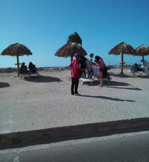 Playa del malecón. Los deseos muchas veces se hacen realidad, así como la playa está al alcance de la mano. Cómo cambiar el panorama con solo un paso. Quitarse la ropa y tomar el sol en pleno espacio citadino es, más que un reto a la formalidad, una manera de liberarse de los patrones culturales de "esto es para esto" y "aquello para aquello". La Playa creada en pleno malecón habanero nos enseña esa versatilidad que tenemos los seres humanos de manera inherente, y que muchas veces nos atan las sociedades.
