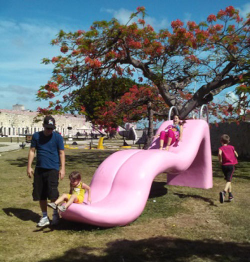 Esculturas e instalaciones, además de sus proyecciones artísticas, hacen gala de entretenimiento y goce para personas de todas las edades. (Foto de Damepa)