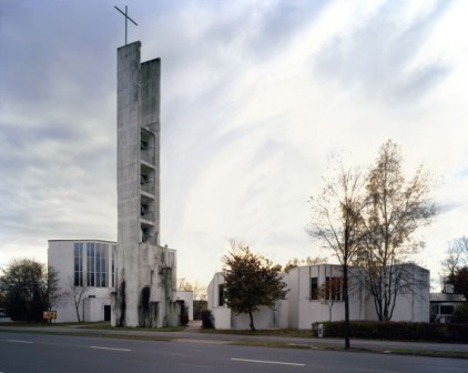 Alvar Aalto, Caixa Forum Madrid  Alvar Aalto fue uno de los defensores más importantes del diseño orgánico del siglo XX y uno de los arquitectos más representativos de los últimos años y el Caixa Forum de Madrid ha querido rendirle homenaje. Lo ha hecho con una exposición que reúne algunos de sus edificios más significativos, así como muebles y diseños de iluminación. ¿Cuándo? Del 30 de septiembre al 10 de enero de 2016.