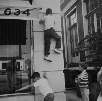 Vivian Maier. Chicagoland, n.d. Gelatin silver print. © Vivian Maier / Maloof Collection. Courtesy Howard Greenberg Gallery New York.