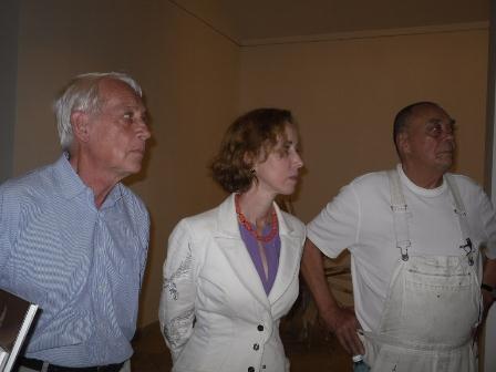 A la derecha Günther Uecker junto a los curadores de la muestra.