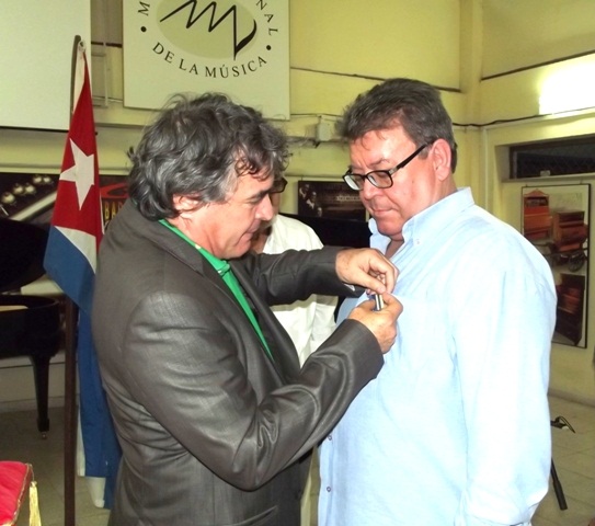 Ministro de Cultura de Cuba condecora al Sr. Luis Lozano Mercadal. Foto: Pepe Cárdenas