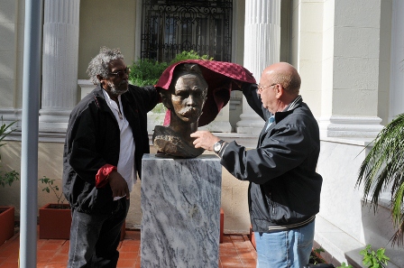 Alberto Lescay devela junto a Miguel Barnet, el busto de José Martí