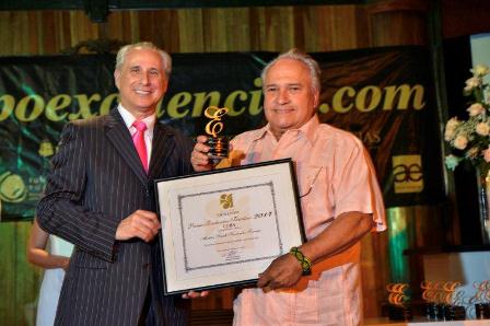 El Presidente del Grupo Excelencias, Sr. José Carlos de Santiago, con el Maestro Frank Fernández al entregarle el Premio Excelencias Cuba 2014 