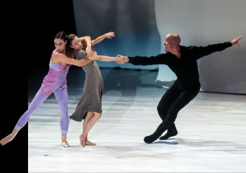 Música, iluminación, escenografía y vestuario se hacen cómplices en esta puesta.