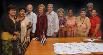 Artistas premiados, trabajadores de Caricatos y funcionarias del Ministerio de la Informática y las Comunicaciones de Cuba realizan la cancelación del sello conmemorativo Enrique Almirante como parte de las festividades por el aniversario 15 de la agencia.