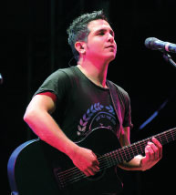 Yoel Martínez, guitarrista y cantante.