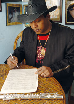 Cortés es un multipremiado compositor musical y arreglista.