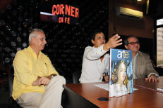 José Carlos de Santiago, presidente del Grupo Excelencias, junto al artista Enrique Wong y Alexis Triana en la presentación en el Corner Café.