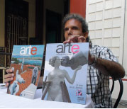 Jorge Fernández Era presentó en la Fiesta de la Cultura Iberoamericana de Holguín los números 24 y 25 de Arte por Excelencias.