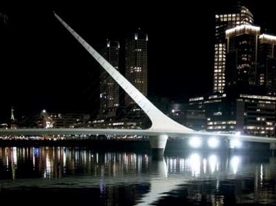 El puente Mujer en una vista nocturna de Buenos Aires.