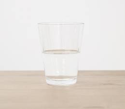 Vaso de agua medio lleno 2006, de Wilfredo Prieto