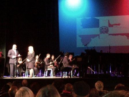 José Rivera dona documentos de trabajo de su padre, el maestro Rivera, durante su época de trabajo en Cuba con el maestro Lecuona