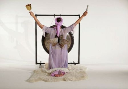 Luchi  Estévez durante el performance instrumento de sanación