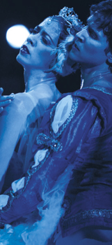 Anette Delgado y Dani Hernández en el segundo acto de El lago de los cisnes.