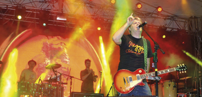 La banda Los Pericos, entre las más aplaudidas y promocionadas por los cientos de jóvenes mexicanos que asistieron. La banda Los Pericos, entre las más aplaudidas y promocionadas por los cientos de jóvenes mexicanos que asistieron.