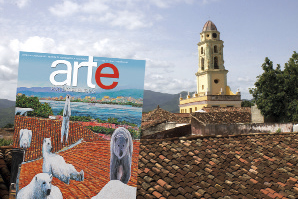 La revista dedicada a los 500 años de Santiago de Cuba, en el lanzamiento en Trinidad, con la contraportada del artista Yasiel Elizagaray.