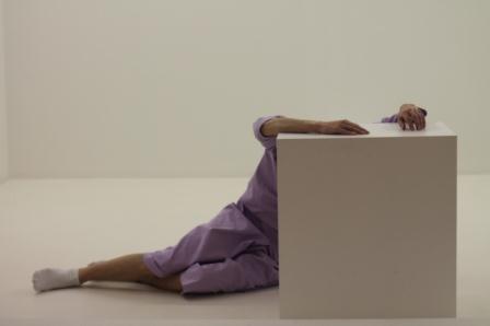 Nancy Stamatopoulou, durante su 'performance' 'White Cave'. PATRICIA GALIANA