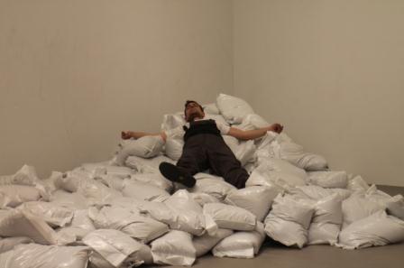 Alexandros Michail, artista del 'performance', transporta kilos de arena durante ocho horas. PATRICIA GALIANA