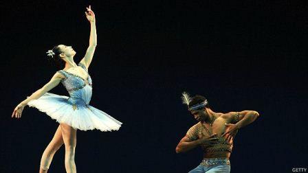 "No es sólo un gran bailarín, sino un escritor, actor, coreógrafo, productor, además de un hombre de gran inteligencia emocional, curiosidad y calidez", dijo a BBC Mundo sobre Acosta Tamara Rojo, directora artística del English National Ballet. 