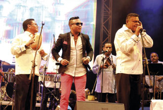 Dimensión Latina abrió y el Trabuco cerró un espectáculo que unió sus voces líderes: Rodrigo Mendoza y Wladimir Lozano (en los extremos) con el cubano Ricardo Amaray.