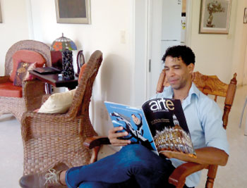 Carlos Acosta, cubano por los cuatro costados, regresa a la casa grande a fundar compañía, disfrutar de leernos y estampar su rúbrica en La Habana.