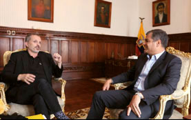 Miguel Bosé junto al presidente de Ecuador, Rafael Correa.