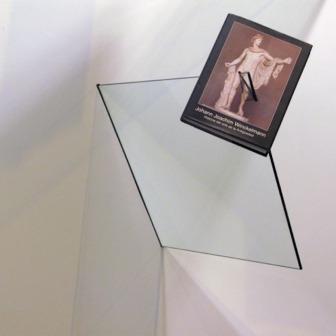 Souvenir II 2016 Historia del Arte de la Antigüedad. J.J. Winckelmann. Libro, vidrio templado y madera