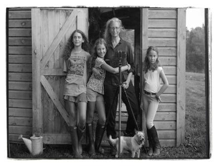 Annie Leibovitz with her children, Sarah, Susan, and Samuelle, Rhinebeck, New York (2015). Photo: ©Annie Leibovitz. Annie Leibovitz with her children, Sarah, Susan, and Samuelle, Rhinebeck, New York (2015). Photo: ©Annie Leibovitz.