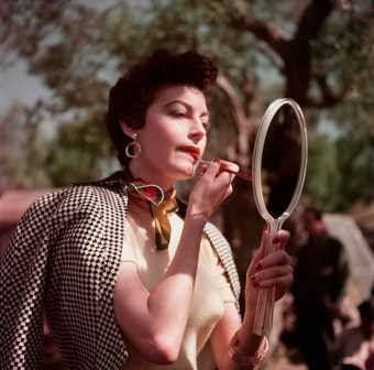Robert Capa, [Ava Gardner en el rodaje de La condesa descalza, Tivoli, Italia], 1954. © Robert Capa/International Center of Photography/Magnum Photos