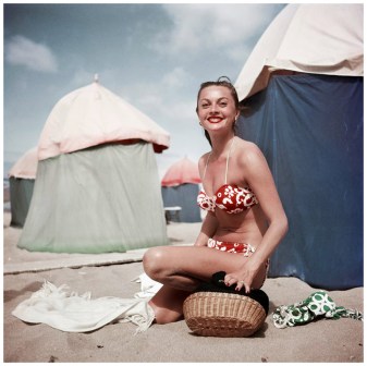 Rober Capa, [Mujer en bikini, Deauville, Francia], 1951. © Robert Capa/International Center of Photography/Magnum Photos