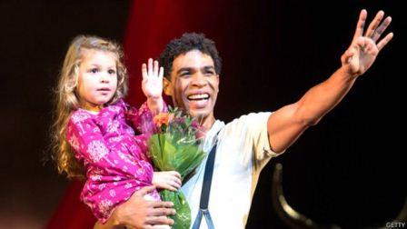 Carlos Acosta se despidió del Royal Ballet en Londres tras 17 años. Saludó al público con su hija Aila.