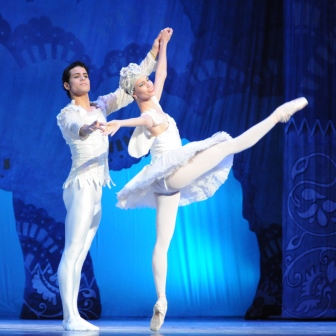 Grettel Morejón y Rafael Quenedit en la escena de las nieves. Grettel Morejón y Rafael Quenedit en la escena de las nieves.