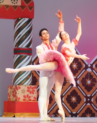 Viengsay Valdés y Patricio Revé interpretaron el célebre pas de deux del Hada Garapiñada. Viengsay Valdés y Patricio Revé interpretaron el célebre pas de deux del Hada Garapiñada.