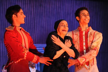 Al final de la función, desde el escenario, Alicia saludó emocionada al público. Al final de la función, desde el escenario, Alicia saludó emocionada al público.