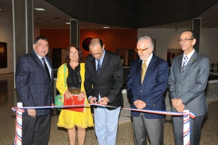 El ministro de Cultura, José Antonio Rodríguez, al momento que corta la cinta que deja formalmente inaugurada la 28 Bienal Nacional de Artes Visuales 2015. Le acompañan, de izquierda a derecha, Gamal Michelén, Michélle Dalmace, Manolo Hauzoury y Carlos Santos Durán.
