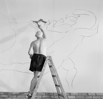 Edward Quinn, Picasso trabajando en los muros de la capilla del castillo de Vallauris durante la creación del mural “Guerra y paz”, 1953.  © Sucesión Pablo Picasso, Vegap, 2017.