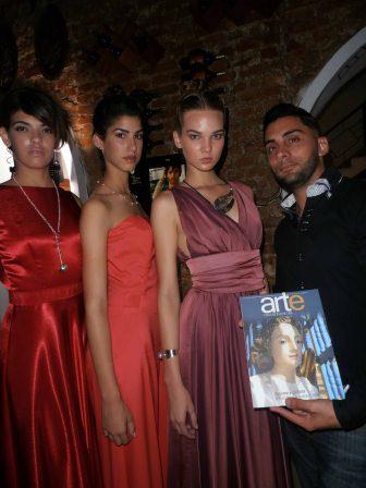 El creador Julio Campos vandama posa con sus modelos para Arte por Excelencias 