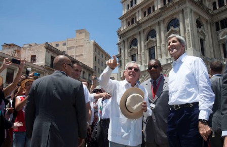 Kerry en La Habana Vieja junto al Historiador de la Ciudad, Eusebio Leal. Foto: Ismael Francisco/ Cubadebate