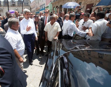 El dueño de un carro antiguo le pide a Kerry que le transmita un mensaje a Obama: “Cuando venga, le daremos un viaje gratis por La Habana”. Foto: Ismael Francisco/ Cubadebate