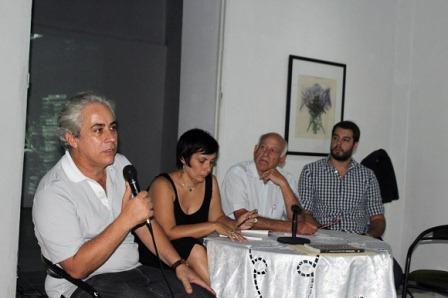Presentación del libro “André Masson, vagabundo del surrealismo” (de izq. a der.) Jorge Fernández, Isabel Pérez y Gilbert Brownstone junto a su traductor. Foto: José Raúl Concepción/Cubadebate.