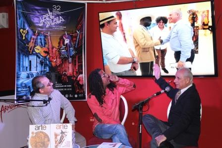 De izquierda a derecha: Alexis Triana (Editor Arte por Excelencias), Raúl Torres (cantautor), José Carlos de Santiago (Presidente Editor Grupo Excelencias) 