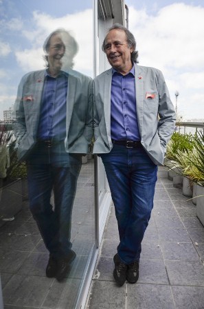 “Trato de evitar lo inútil, lo superfluo, usar el tiempo que me queda de la mejor manera posible. El ‘cómo’ me lo va diciendo cada día, hay placeres a los que no renunciaré jamás, la inversión en el tiempo dedicado a vivir de una manera coherente con la sociedad, con mi familia y con mi necesidad de amar y ser amado. Y dejando un ratito para el fútbol, por supuesto”, confesó Serrat en la conferencia de prensa. Foto: Kaloian.