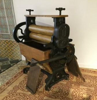 Imagen de una lavadora del año 1879 disponible en el CIRR de Vic.